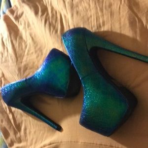 Heels blue